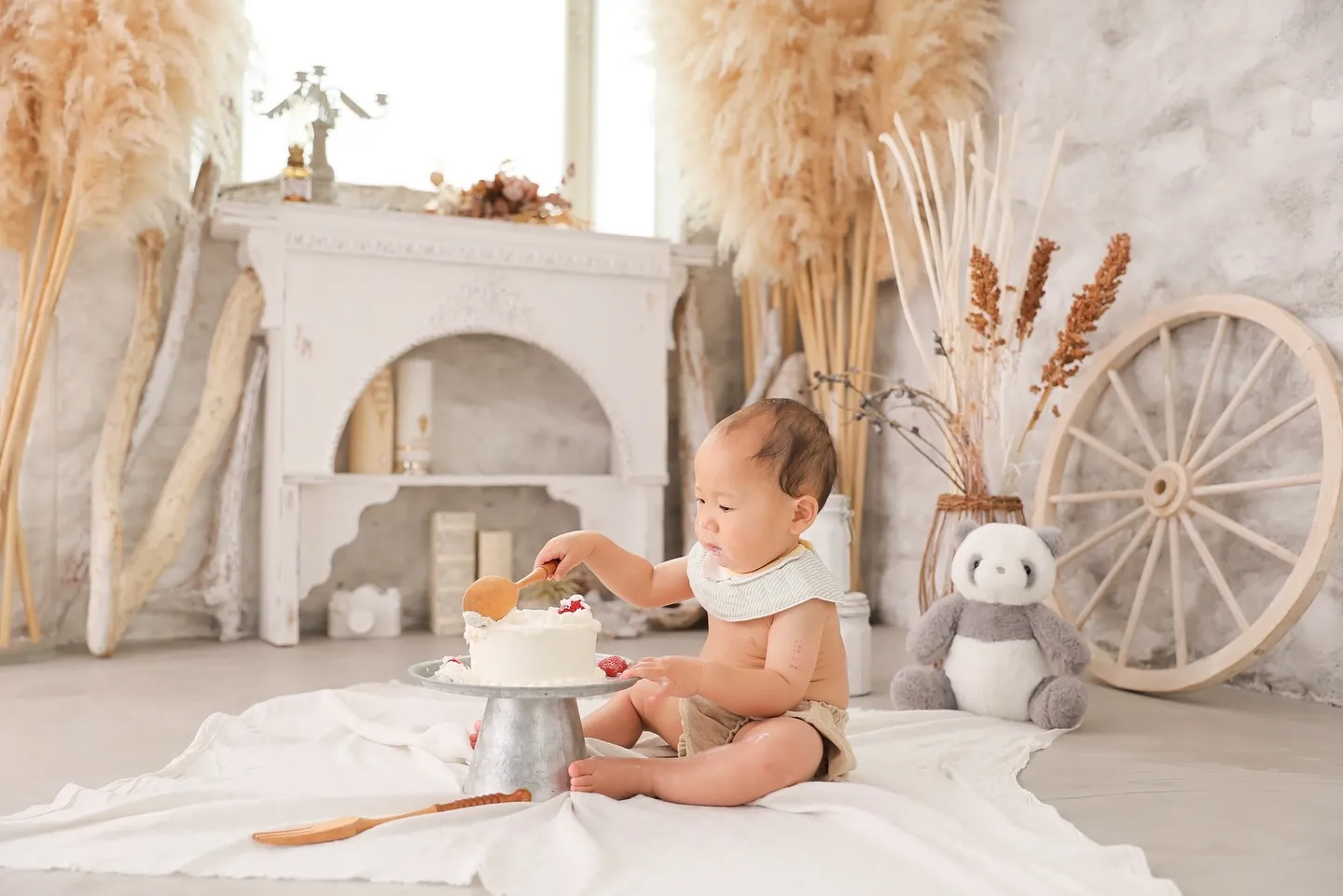 小さなお口でもぐもぐ…( ‘ч’ )