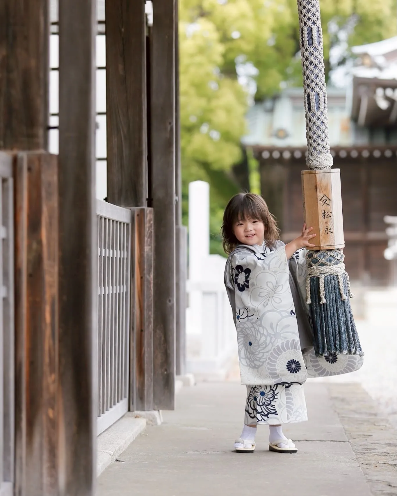 【七五三早期撮影キャンペーン第1弾】ピースサインの神社ロケー...
